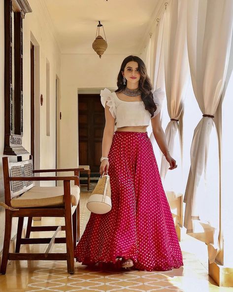 Bride in plain white ruffle sleeves blouse paired with a polkadot skirt with statement jewelry #white #pink #blouse #ruffle #skirt #jewelry #haldi #haldioutfit #bridalwear #polkadot #shaadisaga #haldiwear #accessories भारतीय दुल्हन संबंधी, Orang India, डिजाइनर कपड़े, Skirt And Crop Top, Pengantin India, Simple Lehenga, Lehnga Dress, Mode Kimono, Gaun Fashion