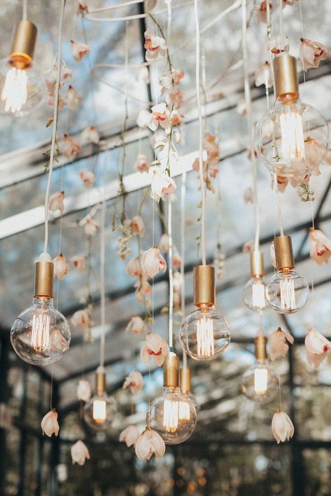 Hanging gold lights and blush flowers are elegant and minimalist Modern Industrial Wedding Decor, Industrial Wedding Centerpieces, Wedding Centerpieces Modern, Industrial Modern Wedding, Wedding Cakes Modern, Wedding Lighting Ideas, Modern Industrial Wedding, Industrial Wedding Decor, Wedding Decor Modern