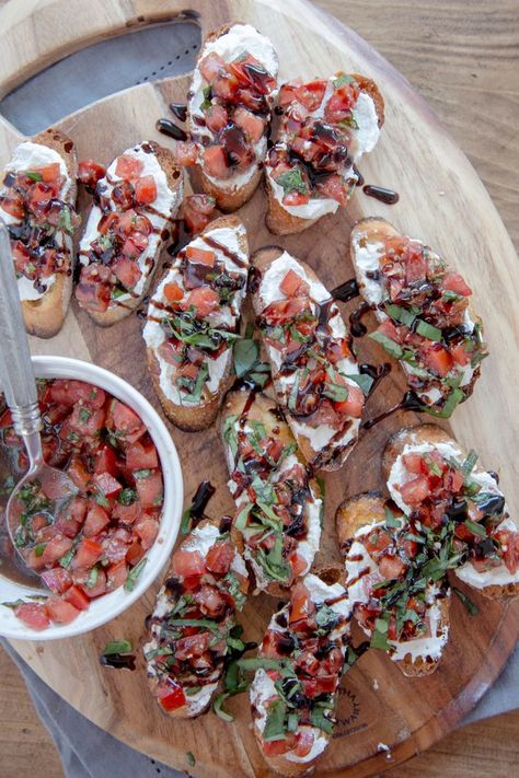 Horsdourves Appetizers, Wine Night Snacks, Elegant Bbq, Olive Inspiration, Bruschetta With Goat Cheese, Family Birthday Dinner, Classy Appetizers, Bruschetta Bites, Cheese Bruschetta