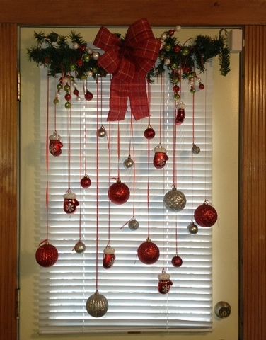 Christmas back door Diy Christmas Decor Ideas, Classic Christmas Decorations, Diy Christmas Decor, Christmas Apartment, Easy Christmas Decorations, Diy Christmas Decorations Easy, Easy Christmas Diy, Christmas Decor Ideas, Vintage Christmas Decorations