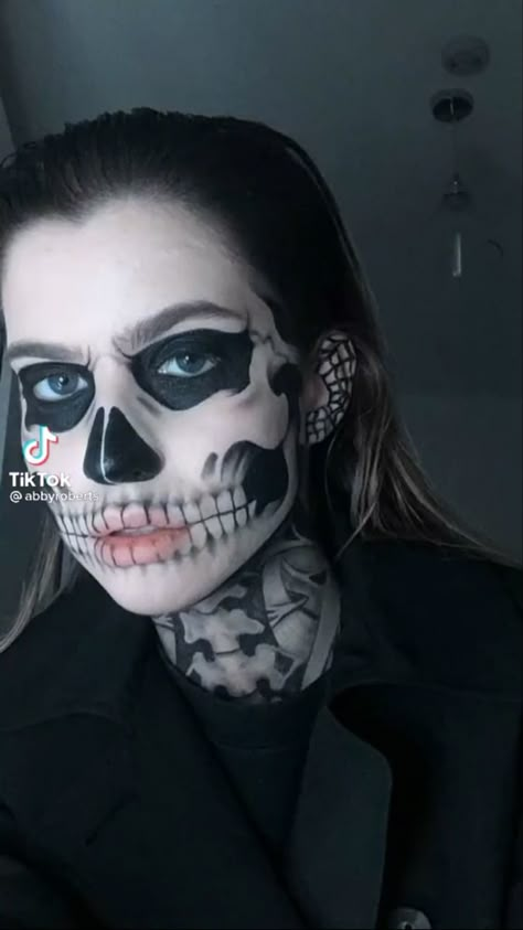 Skeleton Makeup Aesthetic Easy, Skull Makeup American Horror Story, Neck Skeleton Makeup, Skull Neck Makeup, Skeleton Teeth Makeup, American Horror Story Skull Makeup, Skeleton Make Up Aesthetic, Skeleton Makeup Tate, Evan Peters Skull Makeup