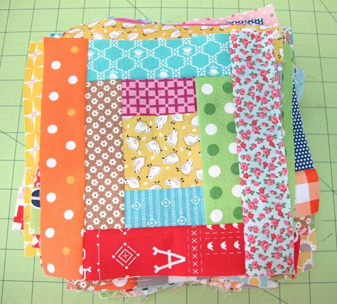 Bee In My Bonnet: Quilty Fun Sew Along - Week 3 - Courthouse Steps!!!... Courthouse Steps Quilt Pattern, Courthouse Steps Quilt, Sew Patchwork, Log Cabin Patchwork, Log Cabin Quilt Pattern, Log Cabin Quilt Blocks, Quilting Blocks, Scrappy Quilt Patterns, Charm Quilt