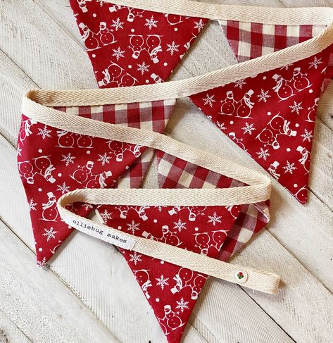 Christmas Fabric Bunting, Quilted Garland, Homemade Christmas Garland Ideas, Christmas Bunting Diy, Fabric Garland Christmas, Christmas Bunting Ideas, Sewn Garland, Button Garland, Vintage Christmas Garland