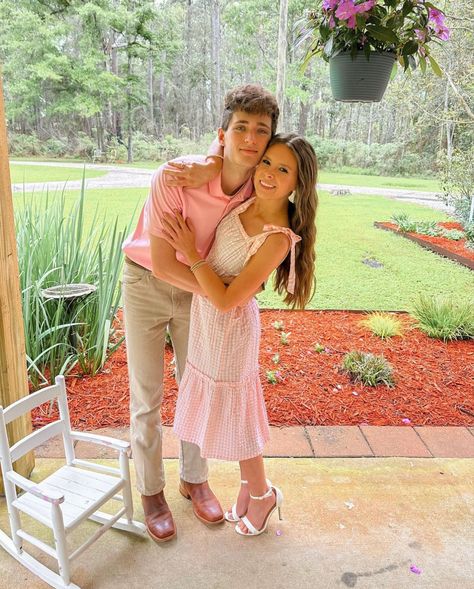 easter sunday fits Easter Pictures With Boyfriend, Easter Couple Pictures Photo Ideas, Couple Easter Pictures, Easter Poses, Cute Easter Pictures, Easter Pics, Bf Pics, Prom Picture, Prom Picture Poses