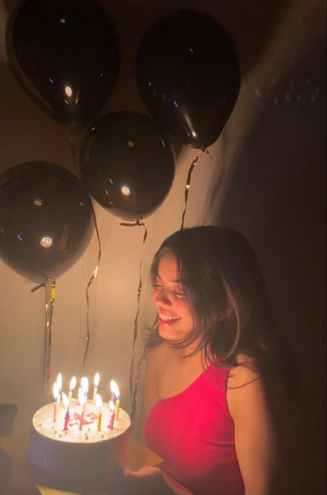 🎂 Birthday Photos Simple, Pics With Bday Cake, Birthday Photos Instagram, Birthday Cake Photoshoot For Women, Birthday Pose Aesthetic, Birthday Surprise For Mother, Birthday Asethics Picture, Birthday Photo Pose Ideas, Birthday Photos With Cake