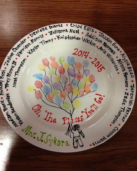 A local PTO ordered plates to create fingerprint art from the students of each classroom. They auctioned them off at their fall festival. Here are some of the results. Fingerprint balloons! Balloon Fingerprint Art, Fingerprint Plate Ideas, Class Plates, Fingerprint Balloons, Fingerprint Art, School Auction, Gala Ideas, Plate Ideas, Sharpie Crafts