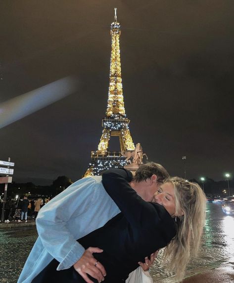 Paris Couple Pictures, Paris Photo Ideas, Paris Couple, Foto Top, Paris Dream, Paris Vibes, Aesthetic Couple, Paris Pictures, Couples Vibe