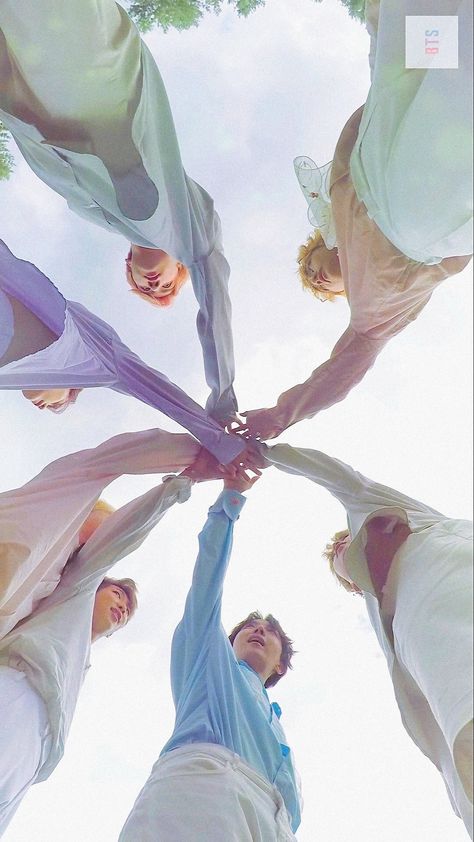 BTS group photo wallpaper || #BTS #Wallpaper V Drama, Bts Group Photo Wallpaper, V Chibi, Bts 2018, Bts Group Picture, Bts Aesthetic Wallpaper For Phone, Bts Group Photos, Photoshoot Bts, Bts Aesthetic Pictures