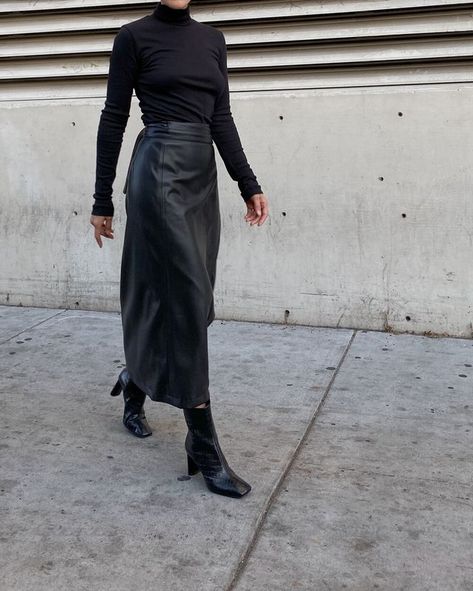 LEATHER SKIRT Leather Midi Skirt Outfit, Leather Skirt Outfit, Leather Midi Skirt, Rocker Style, Black Leather Skirts, Skirt Outfit, Autumn Outfit, Minimal Fashion, Beauty Inspiration