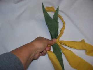 tutorial for making a Tahitian raffia hip band - I'm using this for a performance tonight! Tahitian Dance Costume, Tahitian Costumes, Tahitian Dance, Polynesian Dance, Hawaiian Crafts, Polynesian Islands, Headpiece Accessories, Hula Dance, Costume Tutorial