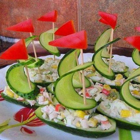 We Love these Cucumber boats for A party Salad Boats, Salad Presentation, Salad Decoration Ideas, Diy Salad, Decorações Com Comidas, Breakfast Party, Amazing Food Art, Summer Corn Salad, Fun Salads