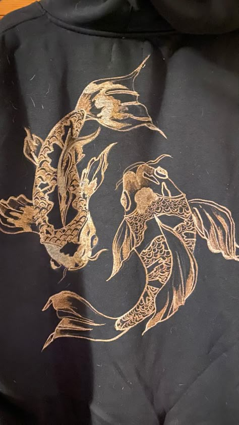 Koi Fish Bleach Shirt, Bleaching Hoodie Ideas, Hoodies Art Design, Bleach Black Hoodie Diy, Bleach Painting Hoodie Designs, Bleach Art Hoodie Diy, Painting Hoodies Ideas, Bleached Jumper Design, Bleach Painting Jeans Ideas