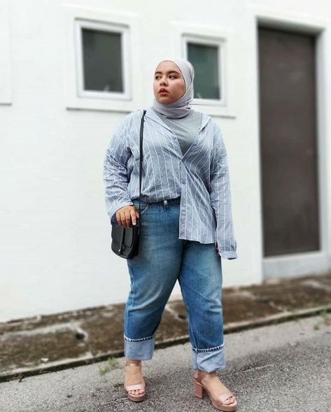 Top Plus Size Hijab Fashion Bloggers: For the longest, we have all believed beauty as it was defined by others in terms of colors, shapes, and sizes. However, the new shift in trends promotes body positivity and talks about how important it is to be confident in your own skin. Plus Size Hijabi Outfits, Plus Size Hijab Fashion, Hijab Plus Size, Plus Size Hijab, Estilo Hijab, Hooded Sweatshirt Dress, Hijab Wedding, Street Hijab Fashion, Casual Hijab Outfit