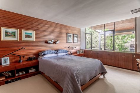 Photo 9 of 14 in A Rare East Coast Neutra Home Hits the Market For $650K - Dwell Richard Neutra House, Neutra House, Kitchen Seating Area, Cedar Paneling, Lighting Photo, Richard Neutra, Modernist Architects, Miller Homes, Table Lighting