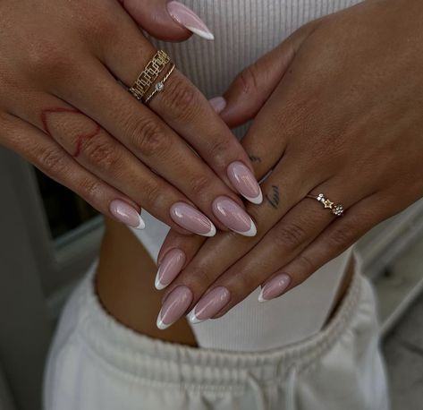 Pink Nails With White French Tip, Pink And White Almond Nails, Shellac Nails Fall, Ongles Gel French, Almond Nails Pink, Yin En Yang, Almond Nails French, Pink French Nails, Manikur Kuku