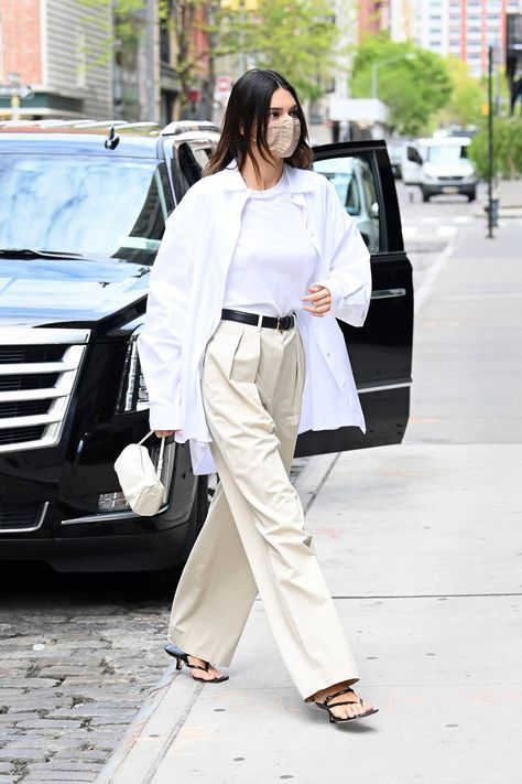 Kendall Jenner Wore Baggy Trousers Instead of Jeans | Who What Wear UK Khaki Trousers Outfit, Baggy Trousers Outfit, Kendall Jenner Hailey, Khakis Outfit, Khaki Trousers, Kendall Style, Trouser Outfit, Wearing Color, Baggy Trousers