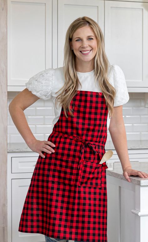 Watch this tutorial for DIY Pretty Easy One-Size One-Yard Aprons. With just one yard of your favorite fabric, you can make a one-size apron for any season and any chef in your friends and family. Sewing Aprons Patterns Free Missouri Star Quilt, Dress Shirt Apron Diy, How To Sew An Apron Easy, Full Apron Pattern, Gingerbread Apron Diy, 1 Yard Apron Pattern Free, Kitchen Apron Sewing Pattern, Waist Apron Pattern Free, Free Apron Patterns Easy