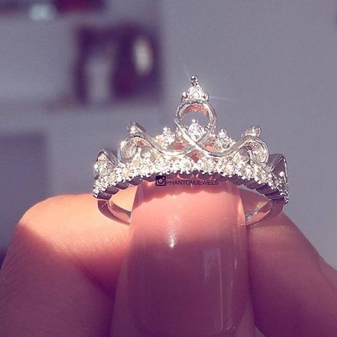 Anillo de 15 Princess Tiara Ring, Birthday Banquet, Tiara Ring, Ring Elegant, Princess Ring, Princess Tiara, Engagement Wedding Ring, Sapphire Diamond Ring, Cute Rings