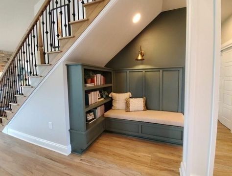 Simple Under Stairs Ideas, Chair Under Stairs, Under Stairs Seat, Stairs In Living Room Small Spaces, Open Under Stairs Ideas, Stairs Nook, Cottage Basement, Under Stairs Space, Understair Storage