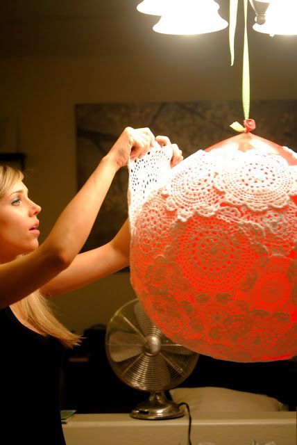 DIY Doily Lamp Could be done with stitching onto vanishing fabric or sheers. Lacy felt or free form knit / crochet Doily Lamp, Diy Doily, Diy Luminaire, Huge Balloons, Doilies Crafts, Lampe Diy, Decoration Shabby, Diy Lampe, Deco Luminaire