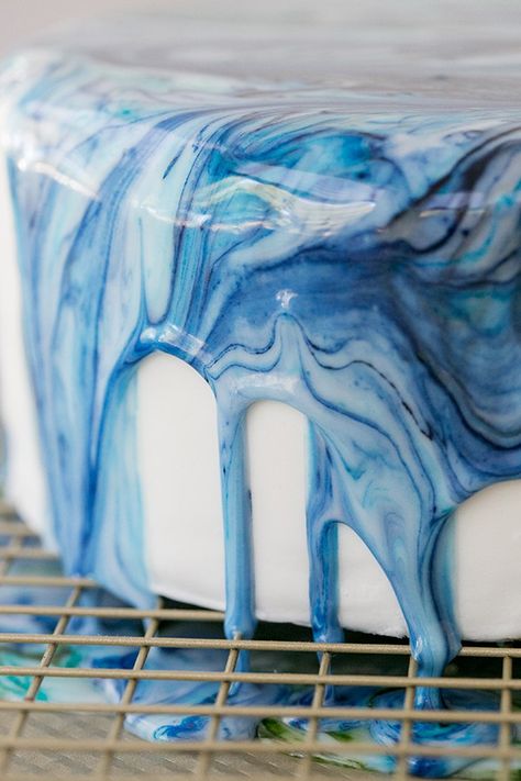 How to Create a Marble Drip Cake - Sugar and Charm - sweet recipes - entertaining tips - lifestyle inspiration Drip Cake Recipes, Cake Calories, Entertaining Tips, Mirror Glaze Cake, Chocolate Drip Cake, Watercolor Cake, Gateaux Cake, Blue Cakes, Balloon Cake