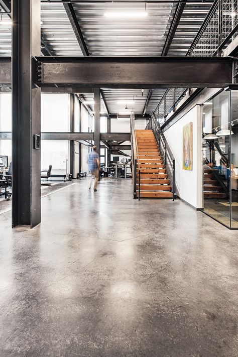 Open-plan workspace at Glympse’s Seattle office Hype Office, Warehouse Office Design, Residential Steel Buildings, Lobby Ceiling, Asma Kat, Factory Interior, Metal Building Home, Factory Architecture, Steel Structure Buildings