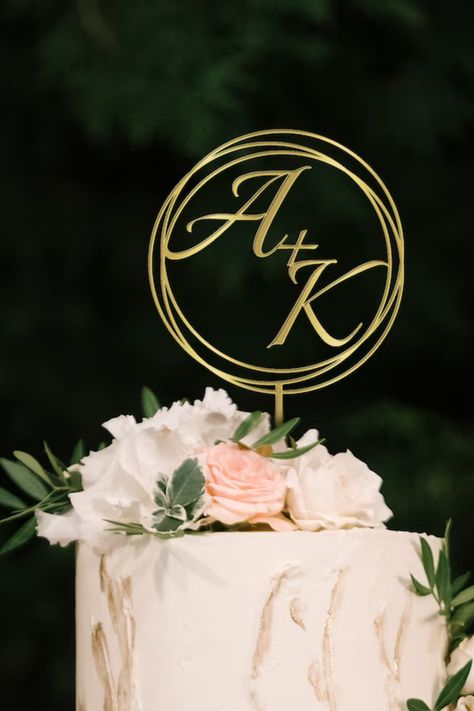 Gold metallic circle monogram wedding cake topper Wedding Cake Topper Ideas, Wire Wedding Cake Topper, Cake Topper Ideas, Herb Wedding, Geometric Wedding Cakes, Wire Cake Topper, Cake Topper Wedding Monogram, Personalized Wedding Cake Topper, Monogram Wedding Cake