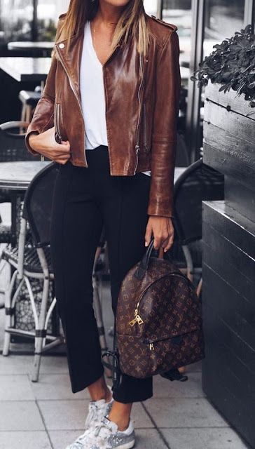 Casual chic | Brown leather jacket, capri and sneakers Brown Leather Jacket Outfit, Black Cropped Pants, Leather Jacket Outfits, Mode Casual, Brown Jacket, Brown Leather Jacket, 가을 패션, High Fashion Street Style, Outfits Casual