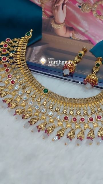 Darbari Jewellery Gold, Unique Gold Jewelry Designs, Delicate Gold Jewelry, Bridal Necklace Designs, Antique Necklaces Design, Gold Bangles For Women, Choker Necklace Designs, New Gold Jewellery Designs, Gold Earrings Models