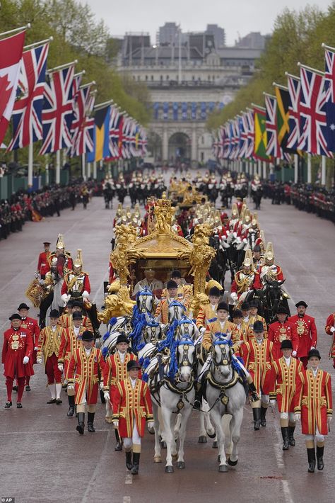 St Edward's Crown, Royal Family Pictures, Royal Uk, Queen Camilla, Royal Family England, Royal King, British Royal Families, British Monarchy, George Vi