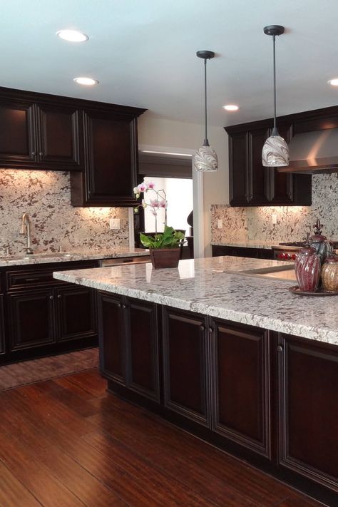 Light Granite Countertops, Light Countertops, Backsplash With Dark Cabinets, Dark Brown Cabinets, White Granite Countertops, Espresso Kitchen, Brown Kitchen Cabinets, Dark Countertops, Black Granite Countertops