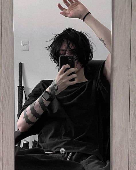 Grunge Hairstyles Male, Book Boys Aesthetic, Emo Men Aesthetic, Art Guys Aesthetic, Make Poses Reference, Tattooed Guys Aesthetic, Different Male Aesthetics, Tattoo Guys Aesthetic, Hot Grunge Guy