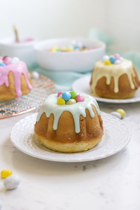 Easter Bundt Cake, Christmas Bundt Cake, Yummy Easter Desserts, Mini Bundt Cakes Recipes, Homemade White Cakes, Easy Easter Treats, Easter Sweets, Best Carrot Cake, Mini Bundt Cakes