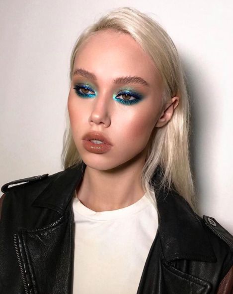 this blue eyeshadow is truly beaming!! Checkout more from our Makeup board to find inspiration for your own BOLD makeup looks!!! Editorial Make-up, Make Up Color, Maquillage On Fleek, Dag Make Up, Elegantes Makeup, Mekap Mata, Flot Makeup, Smink Inspiration, Beauty Make-up