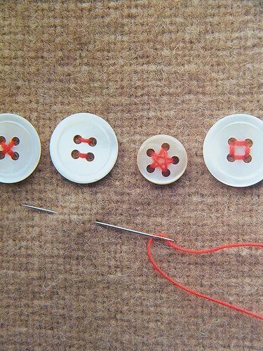 Várias maneiras de pregar botões -- buttons: decorative stitch patterns for sewing on buttons. Pola Manik, Creation Couture, Button Art, Button Crafts, Diy Couture, Learn To Sew, Sashiko, Sewing Techniques, Needle And Thread