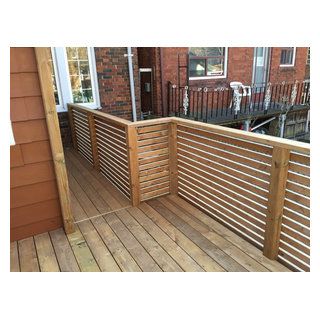 Pressure treated horizontal deck railing. Cedar Deck Railing, Horizontal Deck Railing Ideas, Horizontal Deck Railing, Deck Railing Diy, Veranda Railing, Cabin Decks, Deck Handrail, Deck Rails, Wood Deck Railing