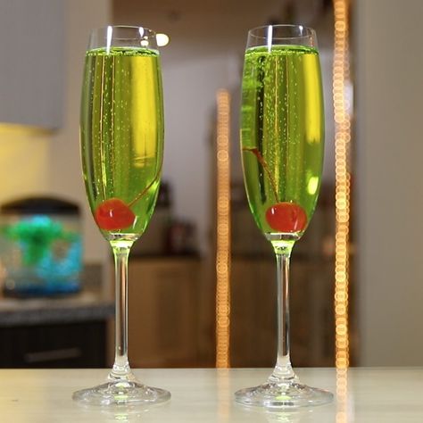 Ladies and gentlemen, here we have the Melon Mimosa, one of the sexiest green cocktails ever. This simple mimosa recipe combines melon liqueur and champagne, and is garnished with a cherry to add some more color to this green melon mixed drink. Mimosa Recipe Champagne, Green Mimosa, Mimosa Cocktail Recipes, Vodka Slushies, Drink Image, Green Cocktails, Champagne Margaritas, Mimosa Cocktail, Champagne Recipes Cocktails