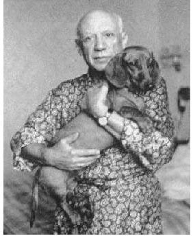 I've never seen this amazing (though a bit blurry) photo before of Picasso and his beloved Dachshund, Lump.  He's said to be "the only dog P... Dachshund Drawing, Dachshund Funny, Love My Dog, Weenie Dogs, Dachshund Lovers, Dachshund Love, Weiner Dog, Vintage Dog, Wiener Dog