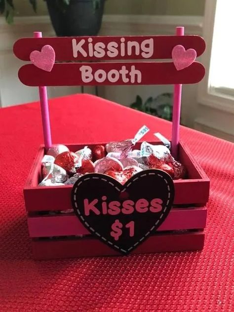 Valentijnsdag Diy, Easy Valentine Crafts, Diy Valentine's Day Decorations, Diy Valentines Decorations, Creative Gifts For Boyfriend, Diy Gifts For Him, Kissing Booth, Diy Valentines Crafts, Valentines Gifts For Boyfriend