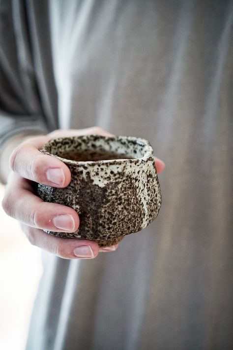 Japanese Mugs Ceramic Pottery, Japanese Pottery Handmade, Cup Ceramic Design, Japanese Pottery Wabi Sabi, Spring Ceramics, Ceramic Photography, Japanese Ceramics Pottery, Earth Ceramics, Aesthetic Tumbler