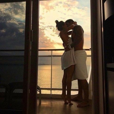 να ερθω να κατσω διπλα σου? Perfect Couple Pictures, Foto Poses, Relationship Goals Pictures, Perfect Couple, Photo Couple, Cute Relationship Goals, Queen Victoria, Paros, Elba