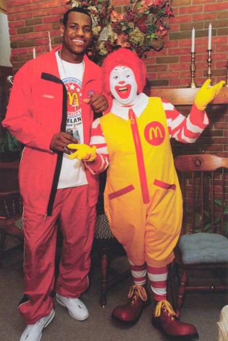 LeBron James & Ronald McDonald-- #ProBasketballMiamiHeat  -- #LebronJamesNBA Lebron James Funny, Funny Basketball Pictures, Frog Photo, Lebron James Wallpapers, Nba Funny, King Lebron James, Nike Heels, King Lebron, Nike Quotes