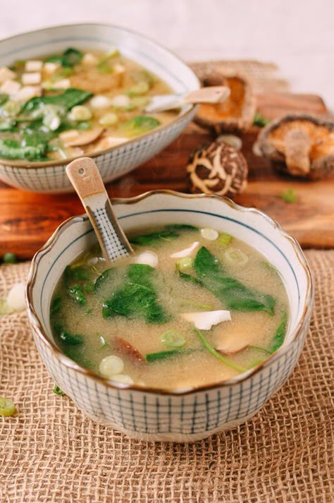 Superfood Miso Soup, by thewoksoflife.com Miso Soup Recipe, Japanese Diet, Mapo Tofu, Asian Soup, Japanese Cooking, Think Food, Miso Soup, Japanese Recipes, Idee Pasto Sano