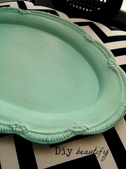 Antiquing a thrift store tray using chalk paint is very simple. Waxing it gives it depth and old-world charm. Silver Tray Decor, Paint Trays, Silver Platters, Using Chalk Paint, Silver Plated Trays, Chalk Paint Projects, Painted Trays, Diy Chalk Paint, Thrift Store Crafts