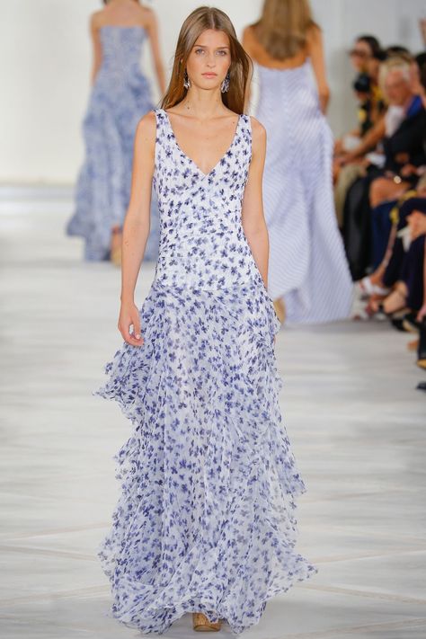 Ralph Lauren Mode Retro, Elegante Casual, Blue And White Dress, Gorgeous Gowns, 2016 Fashion, Fashion Mode, Mode Inspiration, Beautiful Gowns, Fashion Week Spring