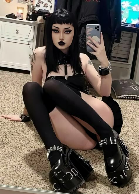 Hot Goth Outfits, Goth Mommy, Alt Girls, Goth Women, Goth Beauty, Goth Girl, Gothic Girls, Grunge Goth, Gothic Outfits