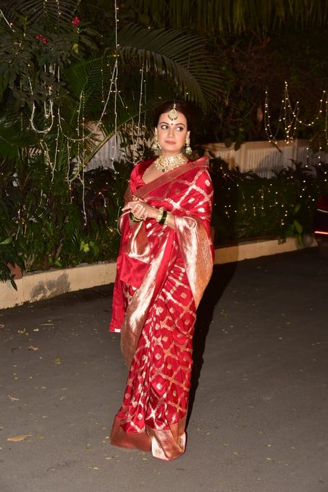 Bollywood actress, Dia Mirza had won the hearts of millions of people by proving her mettle in acting. However, besides that, this diva is a true fashionista. Whether it is a western outfit or channelising her inner gorgeousness in ethnic attire. Dia had set some major styling goals for all the would-be-brides when she had flaunted her red banarasi saree with a thick golden border on her D-day.
 
 In an age where brides opt for pinks and pastels, Dia Mirza had completed her bride's trous Dia Mirza Saree, Red Silk Lehenga, Red Banarasi Saree, Dia Mirza, Golden Border, Hot Blouse, Metallic Mini Dresses, Western Outfit, Red Lehenga