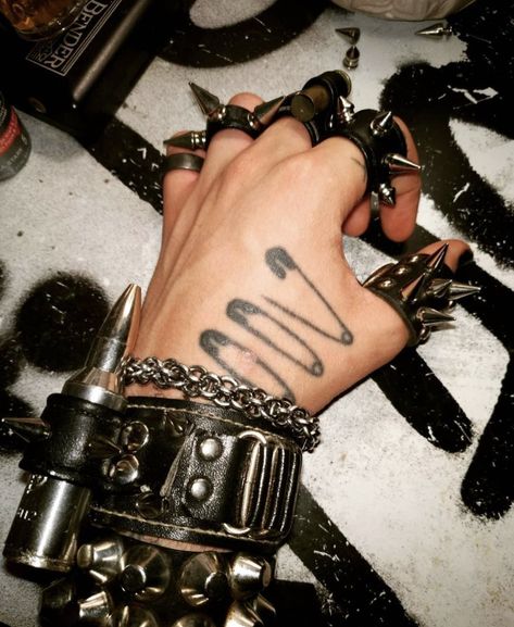 Edgy Mens Tattoos, Punk Tattoos Men, Masc Tattoos Aesthetic, Metal Head Tattoos, Tattoo Ideas Punk, Slowdive Tattoo, Punk Tattoo Grunge, Linear Tattoos, Punk Doodles