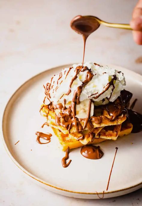 Best Nutella Waffles - EASY Recipe Waffles With Nutella, Belgian Waffle Mix, Nutella Waffles, Nutella Pizza, Waffles Easy, Crispy Waffle, Easy Brunch Recipes, Waffles Recipe, Chocolate Cookie Dough