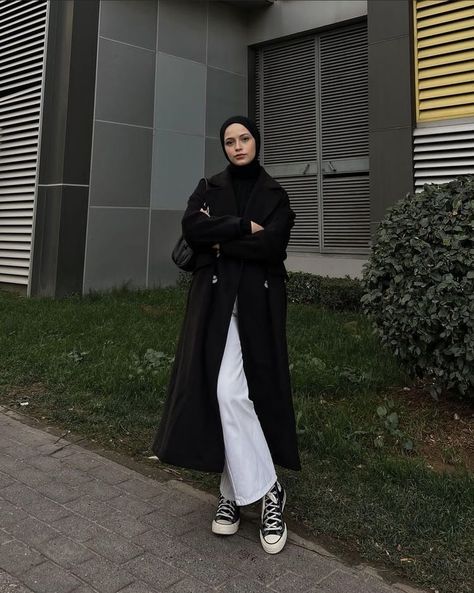 Long Coat Outfit Hijab, Coat Hijab Outfit, Hijabi Dark Academia, Vintage Hijab Outfit, Black Coat Outfit Winter, Long Black Coat Outfit, Black Outfit Hijab, Long Blazer Outfit, Fall Coat Outfit